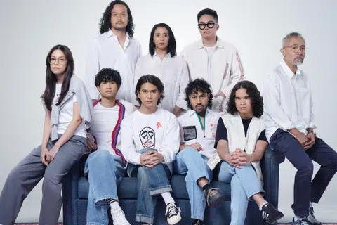 ‘Perayaan Mati Rasa’ adalah filem keluarga yang menyentuh tentang persaingan adik-beradik, kematian yang datang tiba-tiba dan ganjaran Tuhan selepas umatnya bersabar dengan ujian. Ia dibintangi Iqbaal Ramadhan sebagai pelakon utama (depan, tiga dari kiri) dengan barisan pelakon (belakang dari kiri, ikut putaran jam) Dwi Sasono, Unique Priscilla, Umay Shahab, Lukman Sardi, Dul Jaelani, Randy Danistha, Devano Danendra dan Priscilla Jamail. 