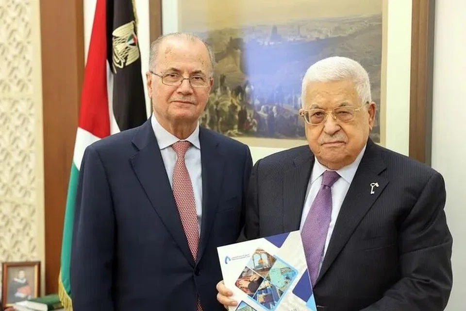 Dr Mohammad Mustafa (kiri) kini disebut-sebut bakal menjadi perdana menteri baru Palestin. Beliau adalah seorang tokoh perniagaan terkemuka Palestin dan sekutu kuat kepada Presiden Palestin, Encik Mahmoud Abbas (kanan).