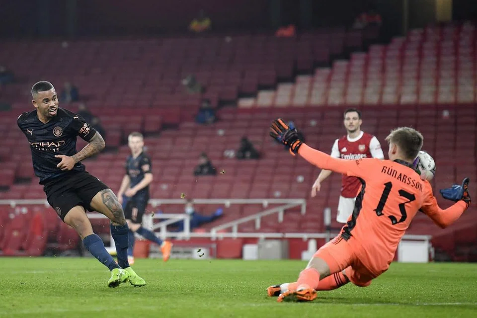 SELAMATKAN PERCUBAAN: Percubaan pemain Manchester City, Gabriel Jesus (kiri) berjaya diselamatkan penjaga gawang Arsenal Alex Runarsson, namun City tetap mampu mengatasi lawan mereka dalam kemenangan 4-1. - Foto REUTERS 