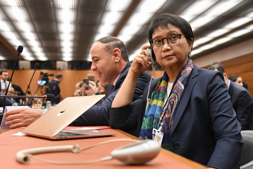 BERLAKU KEJUTAN: Pelantikan Menteri Komunikasi dan Penerangan, Encik Budi Arie Setiadi, sebagai menteri ehwal luar sementara ketika Menteri Luar, Cik Retno Marsudi (kanan), berada di luar negara menghadiri mesyuarat Majlis Keselamatan Pertubuhan Bangsa-Bangsa Bersatu mengenai konflik Gaza, di Geneva.