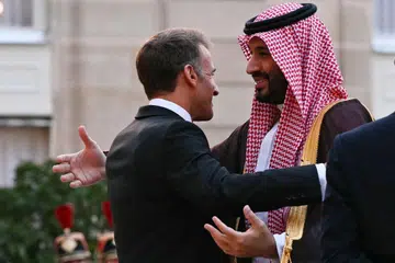 Presiden Perancis, Encik Emmanuel Macron (kiri), menyambut Putera Mahkota Arab Saudi, Putera Mohammed bin Salman, yang tiba untuk menghadiri jamuan negara di Istana Elysee, Paris, pada 24 Ogos.