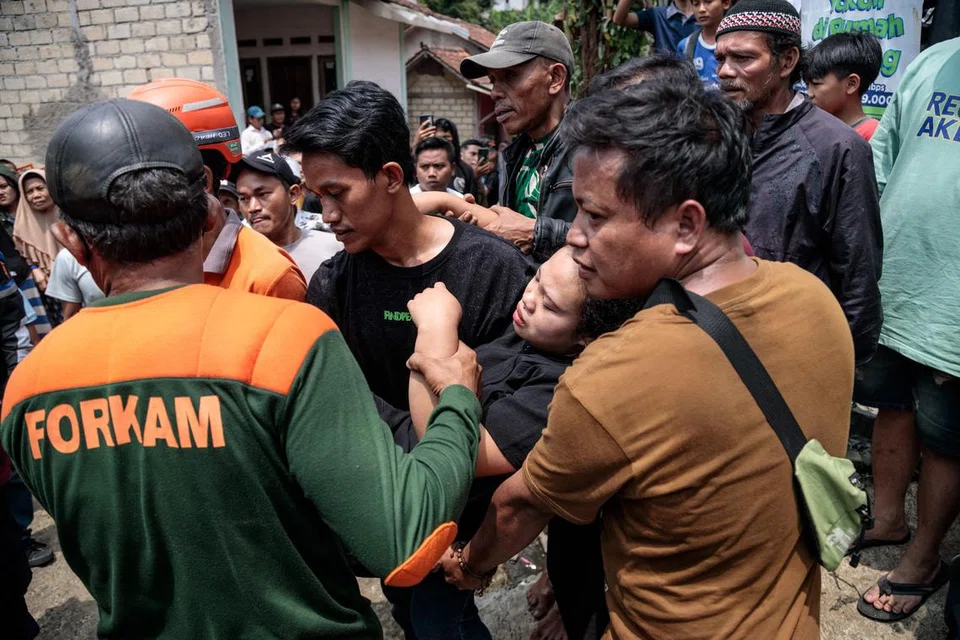 Seorang wanita yang cedera dibawa keluar dari runtuhan bangunan ketika jemaah wanita mengadakan pengajian sempena maulidur rasul di Bogor, Jawa Barat, 7 September 2025. 