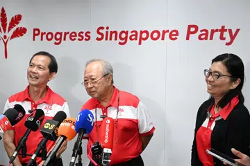 Encik Leong Mun Wai (kiri), dipilih semula sebagai setiausaha agung Parti Kemajuan Singapura (PSP) pada 26 Mac. Beliau bersama (tiga dari kiri) pengerusi PSP, Dr Tan Cheng Bock dan naib pengerusi pertama PSP, Cik Hazel Poa (kanan).
