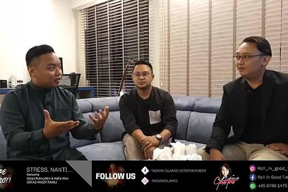 ISU TEKANAN: (Dari kiri) Ustaz Ruknuddin Zainor, Ustaz Fauzy Ramli dan Encik Hafiz Alwi berbincang mengenai isu tekanan dalam siri dalam talian "Sape Suro?". - Foto Tasnim Islamic Entertainment