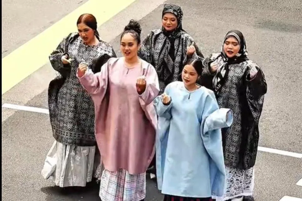 Label fesyen Kaifiyyah menarik perhatian dengan memperagakan koleksi terbaru dengan pameran tarian TikTok di tengah-tengah Orchard Road. 