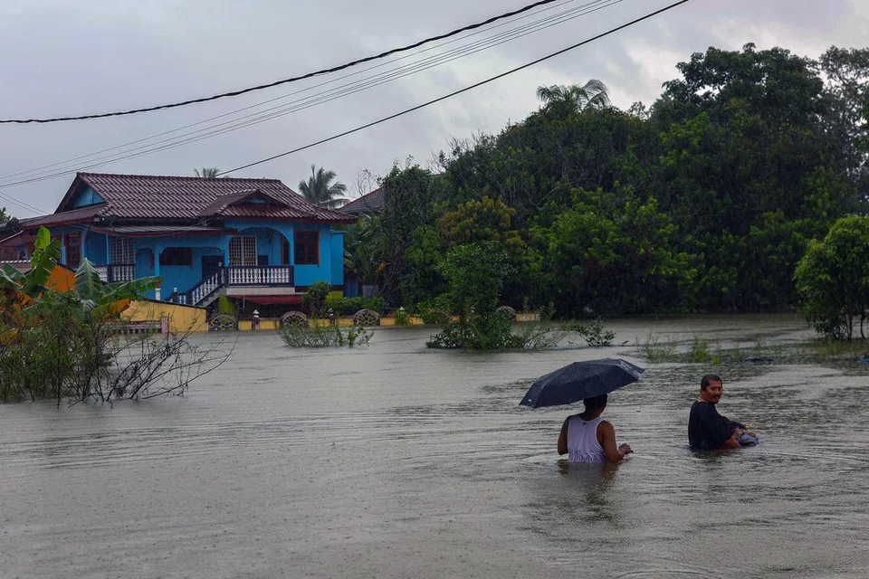 Penduduk di Pasir Mas, Kelantan, memantau keadaan banjir di sekitar rumah mereka berikutan hujan berterusan sejak beberapa hari lalu.