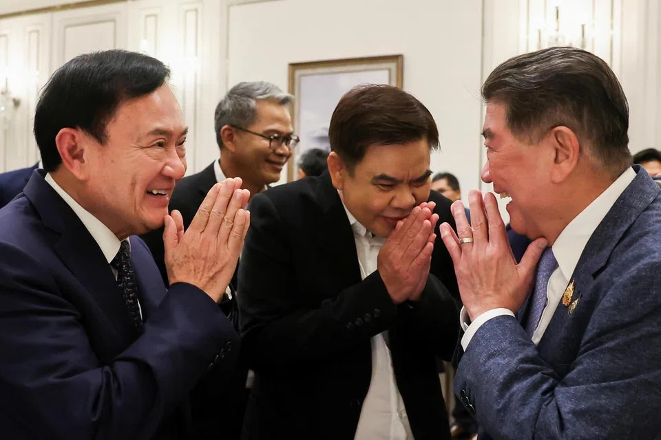 Bekas Perdana Menteri Thailand, Thaksin Shinawatra, (kiri) bersama Perdana Menteri merangkap pemangku jawatan, Phumtham Wechayachai, (kanan) sebelum sesi perbincangan panel bersama penyiar Thailand, Nation TV. Sesi ini berlangsung di tengah-tengah pertikaian sempadan antara Thailand dan Kemboja yang telah membawa kepada keputusan Mahkamah Perlembagaan Thailand menggantung tugas Paetongtarn Shinawatra sebagai Perdana Menteri sementara menunggu kes pemecatan beliau disiasat, di Bangkok, Thailand, 9 Julai 2025