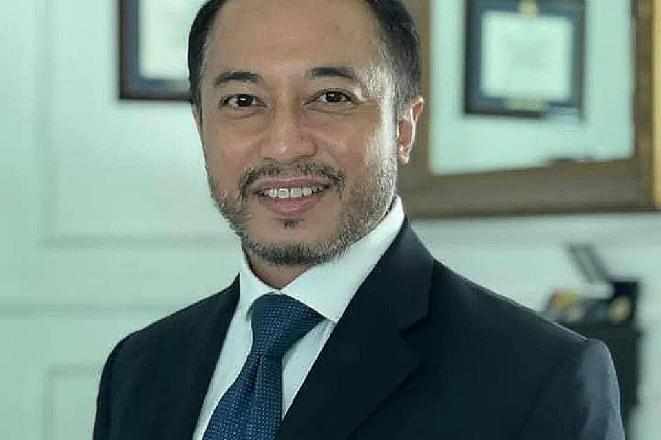 JADI PEMBANGKANG: Beberapa pemimpin BN termasuk Encik Isham Jalil (atas) dan Encik Shahril Hamdan menggesa BN menjadi pembangkang sepenuhnya dan tidak perlu menyertai mana-mana kerajaan campuran. - Foto-foto REUTERS, JASON QUAH, ISHAM JALIL
