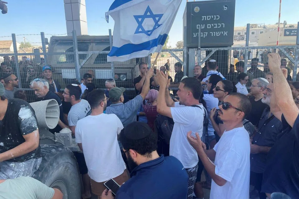 FOTO FAIL: Penunjuk perasaan sayap kanan mengibarkan bendera Israel di luar pusat tahanan Sde Teiman selepas Polis Tentera Israel tiba di lokasi tersebut sebagai sebahagian daripada siasatan berhubung dakwaan penderaan terhadap seorang tahanan Palestin, berhampiran Beersheba di selatan Israel, 29 Julai 2024.
