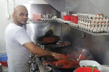 ENAK DAN MURAH: Pelanggan dapat menjamu mi goreng mamak asli pada harga hanya $3 di gerai Habib Sahra kendalian Encik Habib Rahman di pusat penjaja Bukit Panjang.