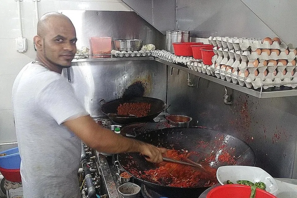 ENAK DAN MURAH: Pelanggan dapat menjamu mi goreng mamak asli pada harga hanya $3 di gerai Habib Sahra kendalian Encik Habib Rahman di pusat penjaja Bukit Panjang.