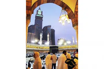 BERI PERKEMBANGAN KEMUDAHAN DI MASJIDIL HARAM: Menurut Syeikh Abdul Rahman, kerja pembesaran Masjidil Haram kini berada di peringkat akhir dan dijangka siap sepenuhnya menjelang penghujung Ramadan ini. Khidmat terjemahan khutbah dalam bahasa Melayu pula boleh didapatkan dengan menggunakan alat bantu dengar dan audio kecil yang disediakan dekat Pintu Raja Fahd. - foto fail