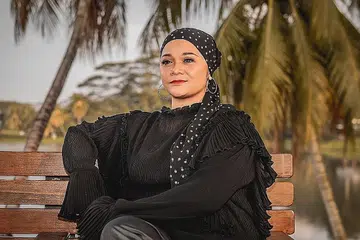 UBATI RINDU: Nana Karia teruja dapat kembali menghiburkan peminatnya secara hibrid, di pentas Teater Luar Esplanade dan dalam talian malam ini. - Foto BH oleh NUR DIYANA TAHA