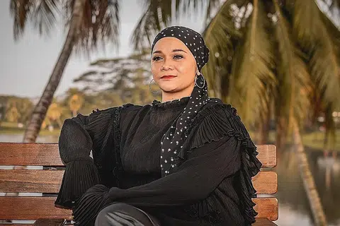 RAIH PENGALAMAN BARU: Dalam tempoh pandemik, Nana Karia jalankan sesi 'E-Busking' dalam talian dari rumah, bikin lagu 'cover' drama Korea, hasilkan 'Kemesraan' yang ditujukan buat pasangan tanpa cahaya mata serta ambil kursus jagaan kesihatan. - Foto BH oleh NUR DIYANA TAHA