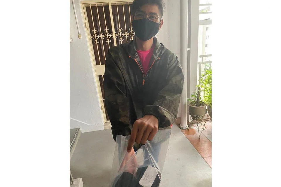 HULUR BANTUAN: Encik Nazri menghulurkan kek dan biskut yang dibuatnya sendiri kepada keluarga kurang bernasib baik. - Foto ihsan NAZRI ARSHAD 