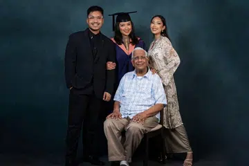 KEKUATAN KELUARGA: Vanidah Imran (berdiri, tengah) bersama dua orang anaknya, Encik Mikail Aimran dan Cik Maryam Rashika dan bapanya Vanidah, Encik Imran Abdullah. - Foto ihsan VANIDAH IMRAN