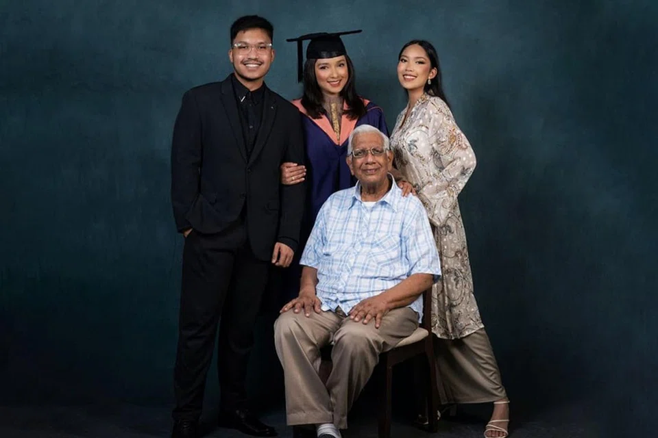 KEKUATAN KELUARGA: Vanidah Imran (berdiri, tengah) bersama dua orang anaknya, Encik Mikail Aimran dan Cik Maryam Rashika dan bapanya Vanidah, Encik Imran Abdullah. - Foto ihsan VANIDAH IMRAN