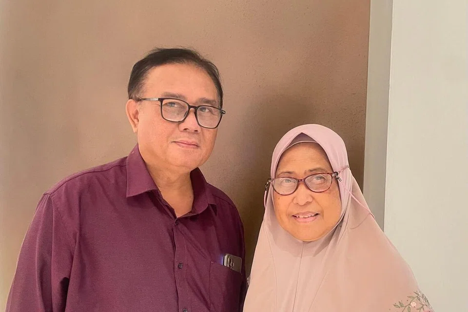 Bagi Encik Johan Ali (kiri), dan isterinya, Cik Siti Rohani Daed, lagu kumpulan Bee Gees menyentuh jiwa. 