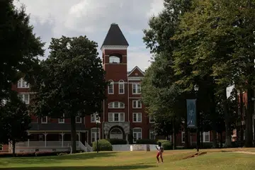 Presiden Amerika Syarikat Donald Trump telah mengancam untuk memotong dana persekutuan kepada universiti atas pelbagai isu, termasuk protes pro-Palestin yang menentang perang sekutu Amerika Syarikat, Israel, di Gaza, dasar berkaitan transgender, inisiatif perubahan iklim serta program kepelbagaian, kesaksamaan dan keterangkuman (DEI).