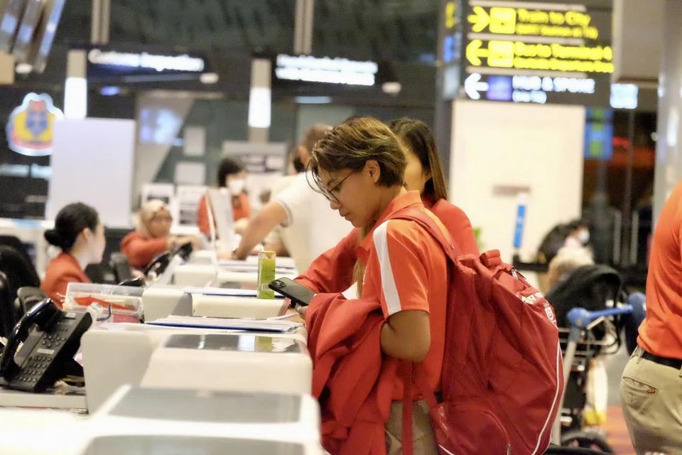 SIAP SEDIA: Penyerang Singapura, Farhanah Ruhaizat, mendaftar masuk sebelum menaiki pesawat di Lapangan Terbang Changi. 