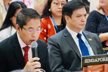 Menteri Kedua (Ehwal Luar merangkap Pendidikan), Dr Mohamad Maliki Osman (kiri), berkata Singapura memahami cabaran unik yang dihadapi oleh negara-negara Kepulauan Pasifik dan terus komited terhadap pelaksanaan Strategi 2050 untuk Benua Pasifik Biru.