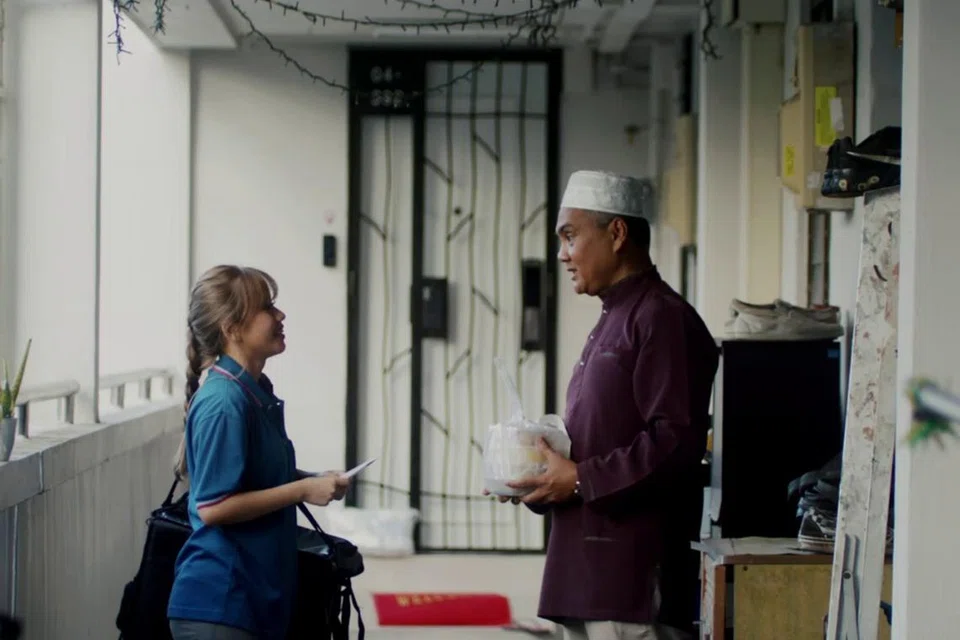 Tangkap layar adegan dalam filem pendek ‘Pesan Mama’. Editor Berita Harian, Encik Nazry Mokhtar (kanan) membuat penampilan khas. 
