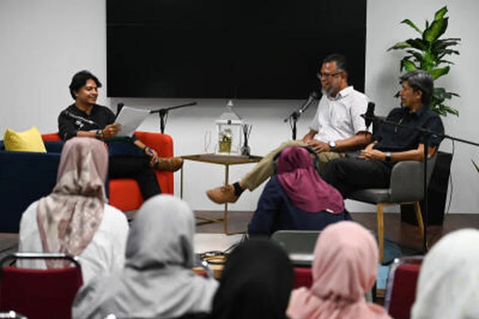 Para guru menyumbangkan idea podcast mereka pada penghujung bengkel.