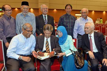 KENANGAN BERSAMA: Allahyarham Othman Wok menjadi tetamu terhormat menandatangani buku bertajuk Kami Juga Berkhidmat - Refleksi Bekas AP-AP PAP Singapura dengan diperhatikan Duta Singapura ke Kuwait, Haji Zainul Abidin Rasheed (duduk, kiri), pada Julai 2014. Buku itu dilancarkan di auditorium News Centre, Singapore Press Holdings, Toa Payoh. Turut hadir ialah mantan AP Melayu PAP, (berdiri dari kiri) Encik Zulkifli Mohammed, Encik Saidi Shariff, Haji Wan Hussin Zoohri, Haji Sidek Saniff dan Haji Othman Haron Eusofe serta (duduk dari kanan) Encik Rohan Kamis dan isteri Allahyarham, Cik Lina Abdullah. - Foto fail