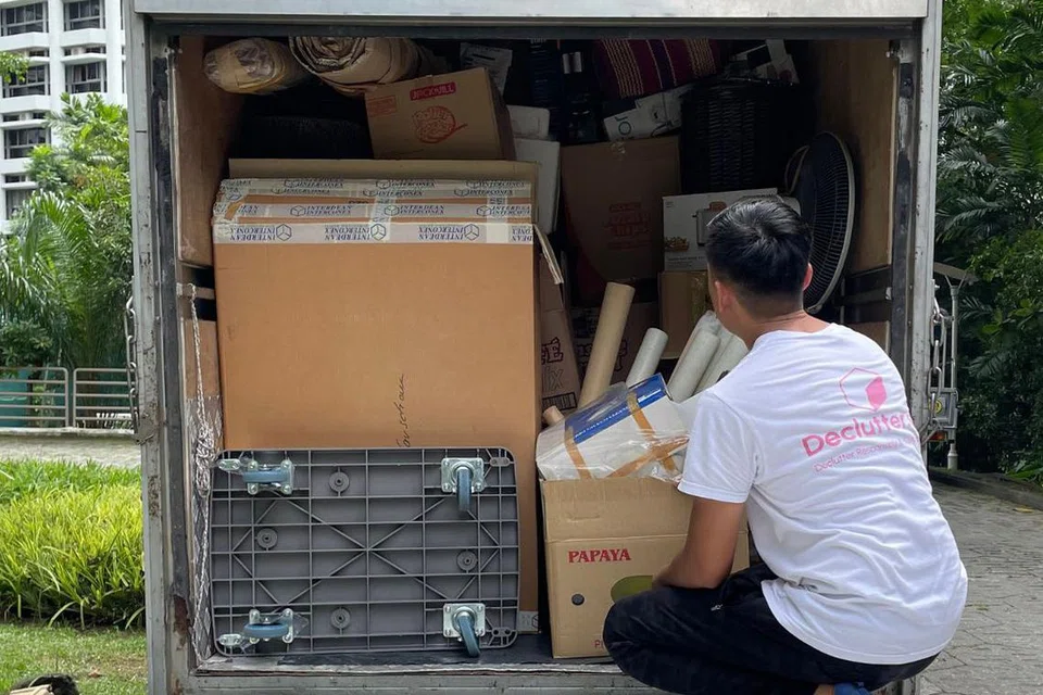 Antara barangan yang pengasas Declutter.sg, Encik Khairul Anwar Ahmad Mahbob, 37 tahun, melupus adalah barangan seperti kain, logam seperti tin makanan, plastik seperti bekas, barangan besar seperti sofa. 