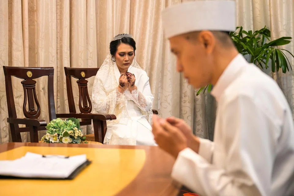 Encik Rashid Abdullah (kanan), 42 tahun, dan Cik Khoirunnisa Nono Waryono, 38 tahun, menjadi pasangan terakhir yang bernikah di Pejabat Pendaftaran Perkahwinan (ROMM) sebelum pejabat tersebut berpindah ke Esplanade Mall pada 14 April. 