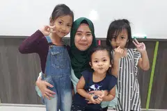Anak-anak perempuan Cik Bazilah Mohamad Yusof, Aaleyah Zarin Maswari (paling kiri), Zalfa Amelia Maswari (paling kanan) dan Aafiya Zayda Maswari (dua dari kanan) bersama fasilitator kesayangan mereka yang dikenali sebagai ‘Teacher Dayah’ (bertudung hijau). Gambar diambil pada tahun 2018 di KMM di Kelab Masyarakat (CC) Nee Soon East.