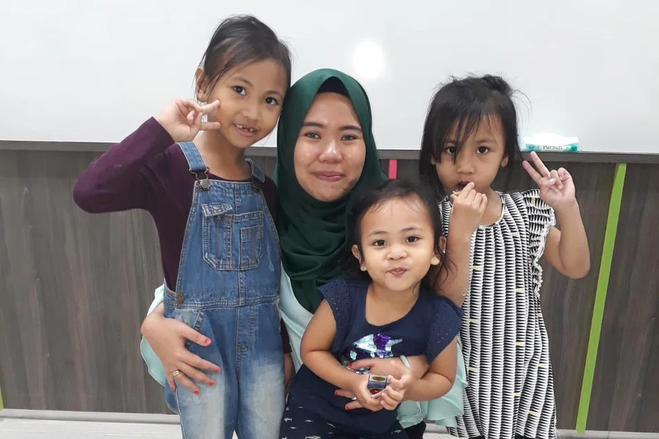 Anak-anak perempuan Cik Bazilah Mohamad Yusof, Aaleyah Zarin Maswari (paling kiri), Zalfa Amelia Maswari (paling kanan) dan Aafiya Zayda Maswari (dua dari kanan) bersama fasilitator kesayangan mereka yang dikenali sebagai ‘Teacher Dayah’ (bertudung hijau). Gambar diambil pada tahun 2018 di KMM di Kelab Masyarakat (CC) Nee Soon East.