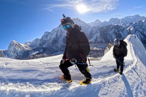 Melalui pematang gunung yang terdedah di Puncak Lobuche.
