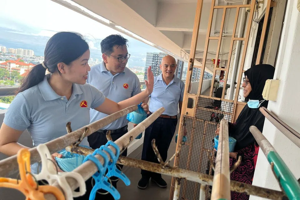Pengarah akaun Cik Jeraldine Phneah (kiri) dan peguam, Encik Fadli Fawzi (dua dari kiri), telah dilihat membuat lawatan rumah ke rumah di GRC Marine Parade.