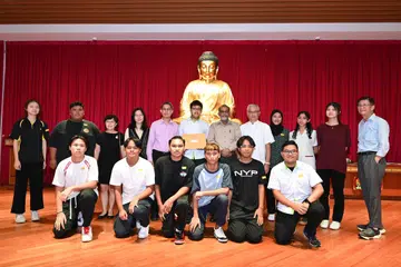 BANTU GENERASI MUDA: Yayasan Pendidikan Singapore Buddhist Lodge (SBLEF) telah menganugerahkan sebanyak $22 juta demi membantu pelajar dalam perjalanan pendidikan mereka. Dalam gambar ialah Pengerusi SBLEF, Cik Tan Kiat Gee (diri, empat dari kiri); tetamu terhormat, Menteri Negara (Ehwal Dalam Negeri merangkap Pembangunan Negara) Profesor Madya Dr Muhammad Faishal Ibrahim (diri, lima dari kiri); Pengarah Utama, Organisasi & Hubungan Antara Agama, Jamiyah Singapura, Encik S.M. Saleem (diri, enam dari kanan); dan Naib Presiden Pertama Persekutuan Tao, Encik Ling Kin Huat (diri, lima dari kanan). 