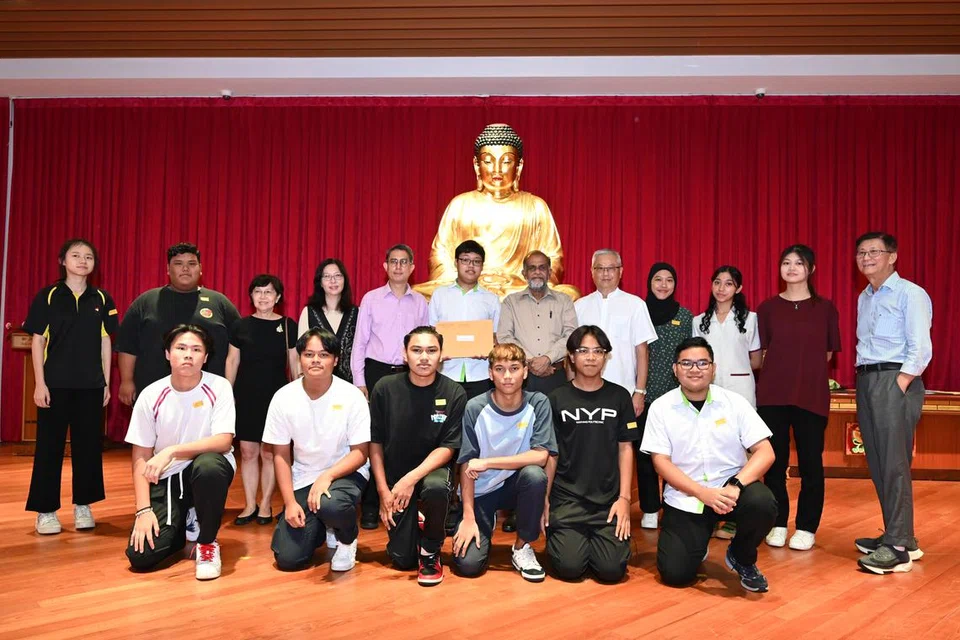 BANTU GENERASI MUDA: Yayasan Pendidikan Singapore Buddhist Lodge (SBLEF) telah menganugerahkan sebanyak $22 juta demi membantu pelajar dalam perjalanan pendidikan mereka. Dalam gambar ialah Pengerusi SBLEF, Cik Tan Kiat Gee (diri, empat dari kiri); tetamu terhormat, Menteri Negara (Ehwal Dalam Negeri merangkap Pembangunan Negara) Profesor Madya Dr Muhammad Faishal Ibrahim (diri, lima dari kiri); Pengarah Utama, Organisasi & Hubungan Antara Agama, Jamiyah Singapura, Encik S.M. Saleem (diri, enam dari kanan); dan Naib Presiden Pertama Persekutuan Tao, Encik Ling Kin Huat (diri, lima dari kanan). 
