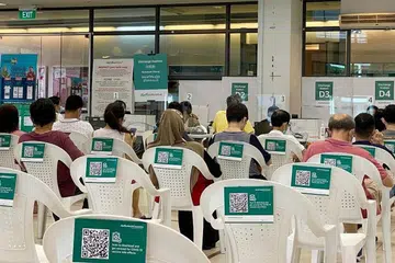 Orang ramai di pusat vaksinasi di Kelab Masyarakat Woodlands pada 20 November 2021. 