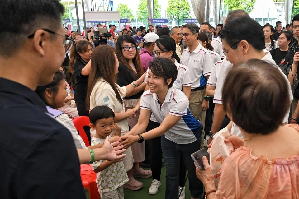 
Bakal calon Parti Tindakan Rakyat (PAP), peguam perkapalan Cik Gho Sze Kee (tengah), dilihat hadir dalam acara SG60 di Kelab Masyarakat Kampong Ubi. Ini adalah kali pertama beliau dilihat di acara kelompok Marine Parade. Antara AP yang yang bertemu dengan penduduk kelompok Marine Parade ialah Perdana Menteri Lawrence Wong (dua dari kanan) dan Menteri Negara (Ehwal Dalam Negeri merangkap Pembangunan Negara), Profesor Madya Dr Muhammad Faishal Ibrahim (tiga dari kanan).