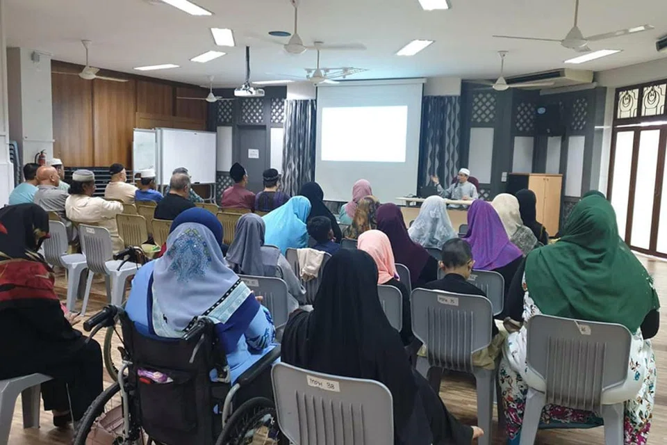 DEKATI PENERIMA ZAKAT: 'Sesi Bersama Ustaz' pimpinan Ustaz Mohd Noor, di Masjid Alkaff Kampung Melayu, bersama penerima bantuan zakat yang dijalankan pada pandemik Covid-19 melanda. - Foto fail