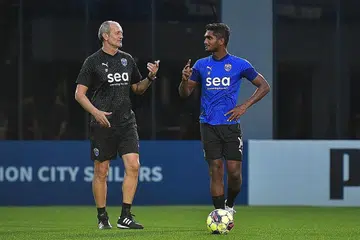 ERA BARU: Risto Vidakovic (kiri) berbual bersama Hariss Harun semasa satu sesi latihan Lion City Sailors di pusat latihannya di Mattar Road. - Foto ST