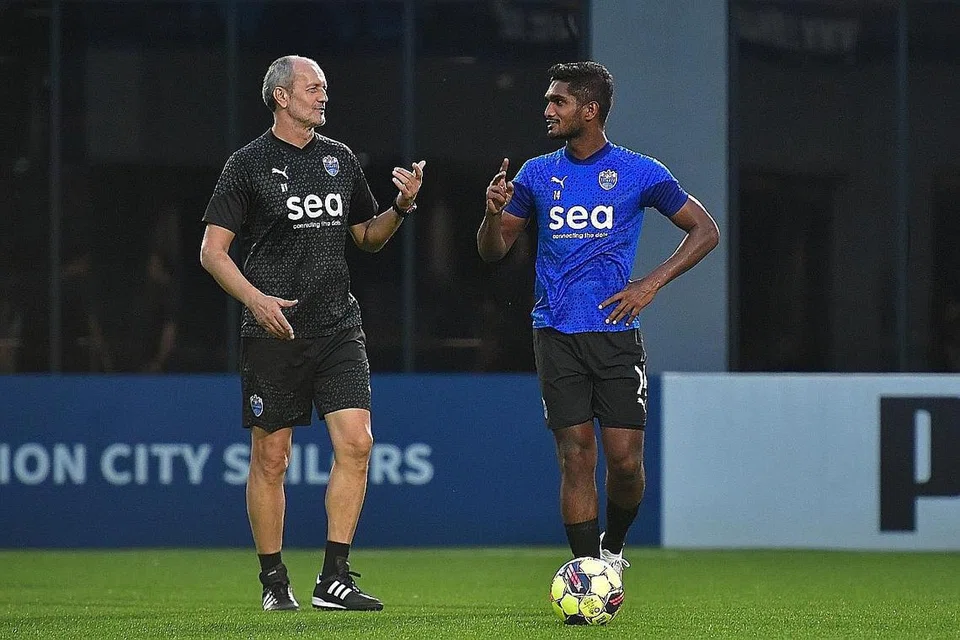 ERA BARU: Risto Vidakovic (kiri) berbual bersama Hariss Harun semasa satu sesi latihan Lion City Sailors di pusat latihannya di Mattar Road. - Foto ST