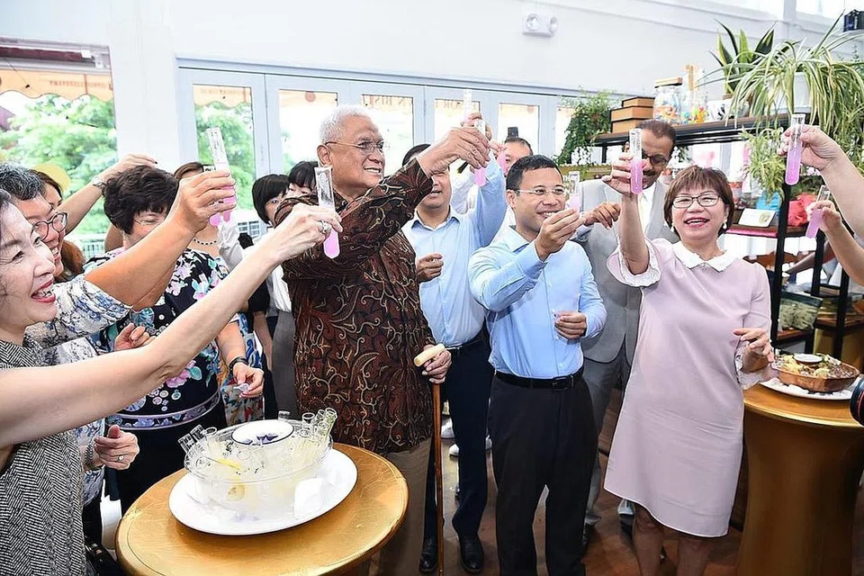 BISTRO SOKONG PEKERJA KEPERLUAN KHAS: Menteri Pembangunan Sosial dan Keluarga, Encik Desmond Lee (dua dari kanan) bersama Cik Denise Phua (kanan) di acara pembukaan rasmi cawangan Professor Brawn Bistro di Enabling Village. - Foto AUTISM RESOURCE CENTRE (SINGAPORE)