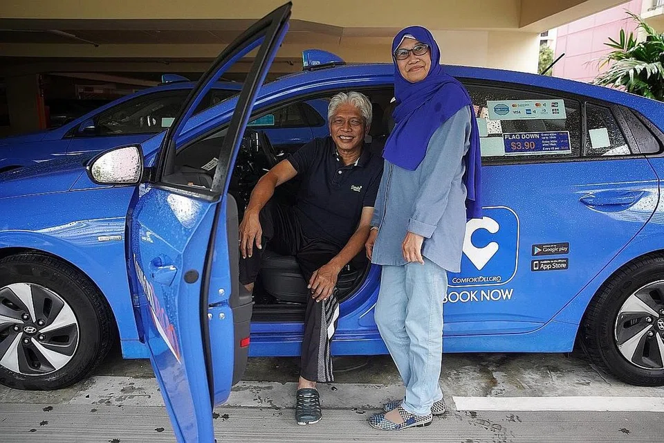 YAKIN BADAI AKAN BERLALU: Dengan keadaan pulih perlahan-lahan, pasangan pemandu teksi Encik Alias dan Cik Saadiah terus berusaha keras mencari rezeki dan berharap Covid-19 akan berlalu. - Foto BH oleh JASON QUAH