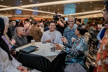 PERTINGKAT MASYARAKAT: Encik Masagos (dua dari kanan) bertemu dengan antara peserta di Persidangan Masyarakat Gemilang, yang merupakan wadah bagi belia dan pemimpin masyarakat untuk antara lain mengadakan perbincangan tentang idea untuk mempertingkat masyarakat. - Foto BM oleh NUR DIYANA TAHA