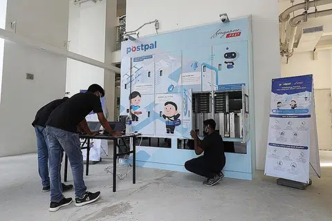 MUDAH AMBIL MEL: PostPal akan membolehkan penduduk menerima pemberitahuan mengenai penghantaran mel melalui aplikasi mudah alih. - Foto ZAOBAO