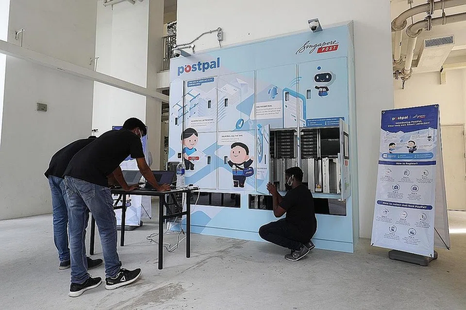 MUDAH AMBIL MEL: PostPal akan membolehkan penduduk menerima pemberitahuan mengenai penghantaran mel melalui aplikasi mudah alih. - Foto ZAOBAO