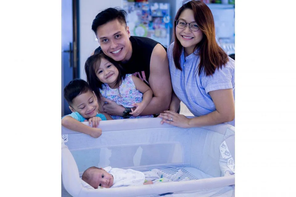 Gambar atas menunjukkan keluarga bahagia Fir Rahman yang bersama isterinya berjaya mengharungi cabaran kelahiran anak bongsu mereka itu. - Foto BH oleh NUR DIYANA TAHA