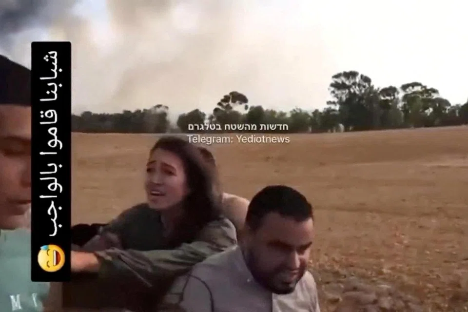 JADI TEBUSAN: Tangkap layar daripada video media sosial yang dikeluarkan pada 7 Oktober menunjukkan seorang wanita, Cik Noa Argamani, dijadikan tebusan oleh militan Palestin, di lokasi yang tidak diketahui.