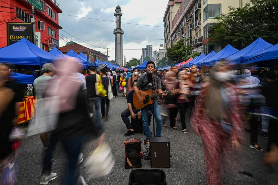 MERIAH: Suasana bazar di Malaysia  (FOTO FAIL)