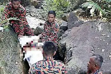 Pegawai Jabatan Bomba dan Menyelamat Kulai membawa turun mayat Encik David Cho. ,